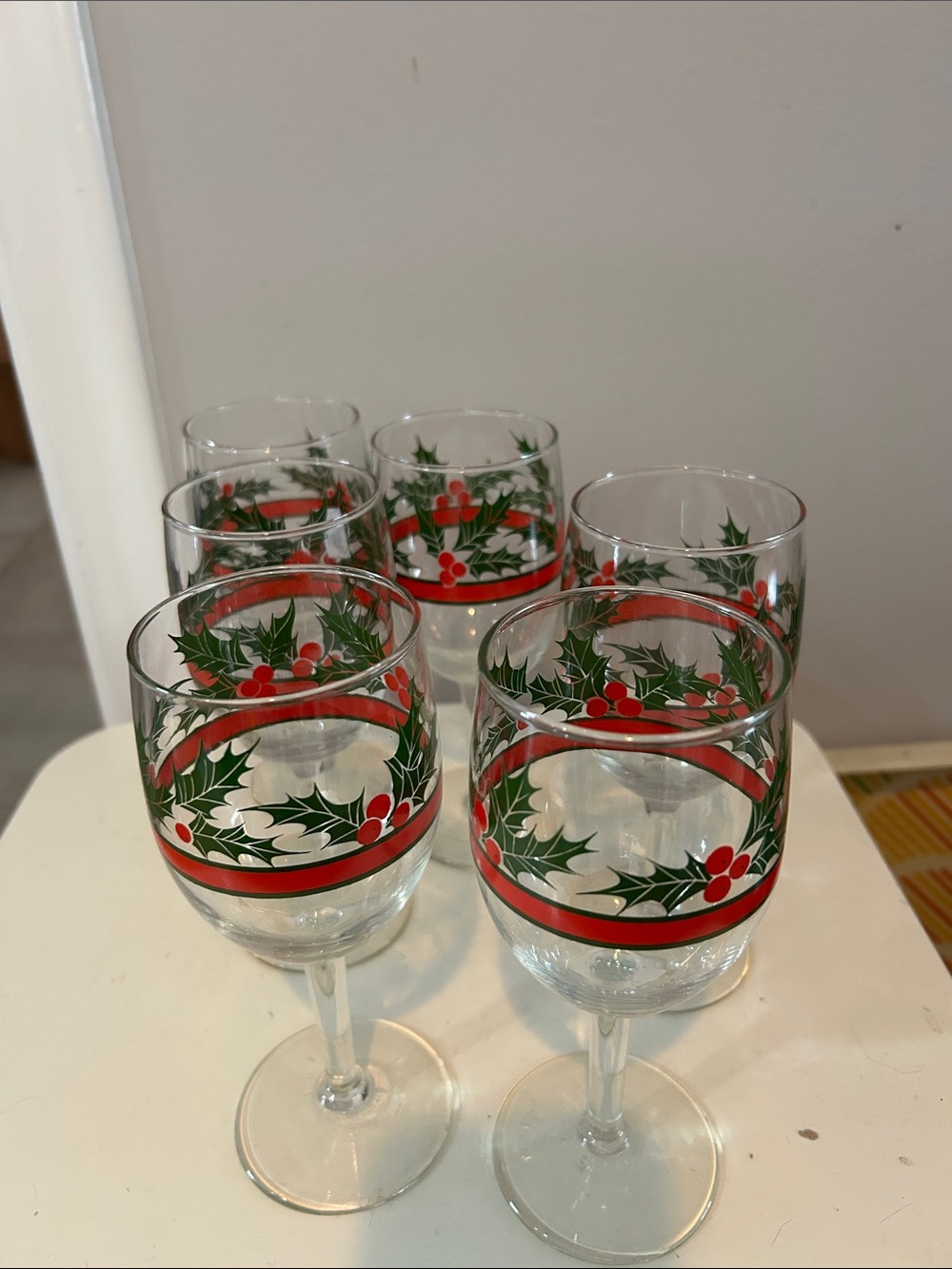 Set of 6 vintage Christmas  Holly Pattern Wine Glasses - Red & Green